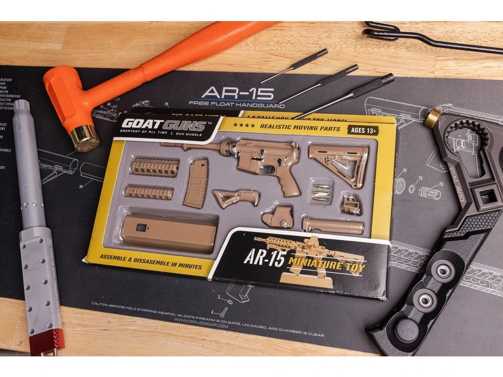 Replika GoatGuns Mini AR15 Coyote, měřítko 1:3