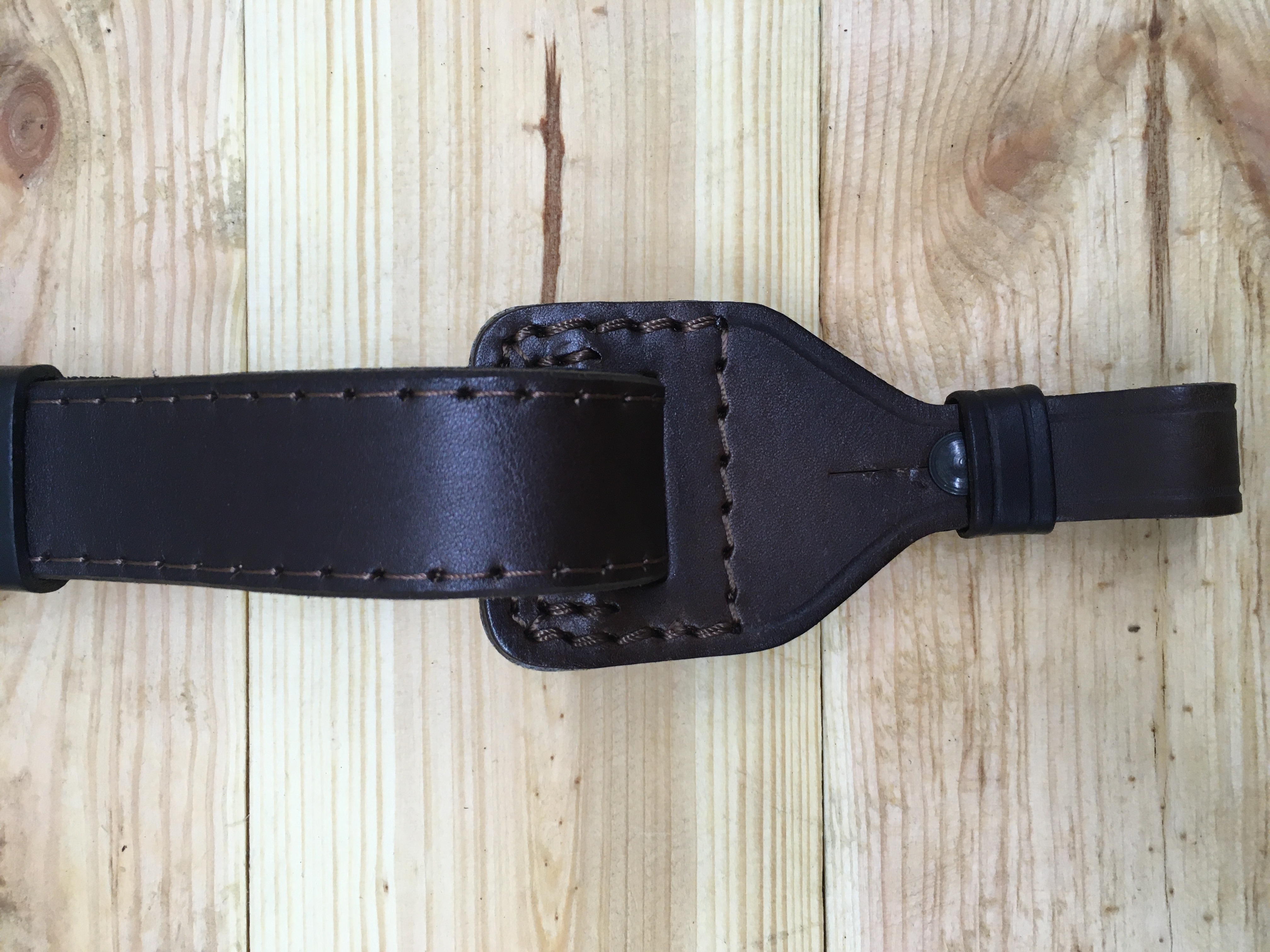 Kožený stahovací řemen na zbraň podšitý protiskluzovou gumou