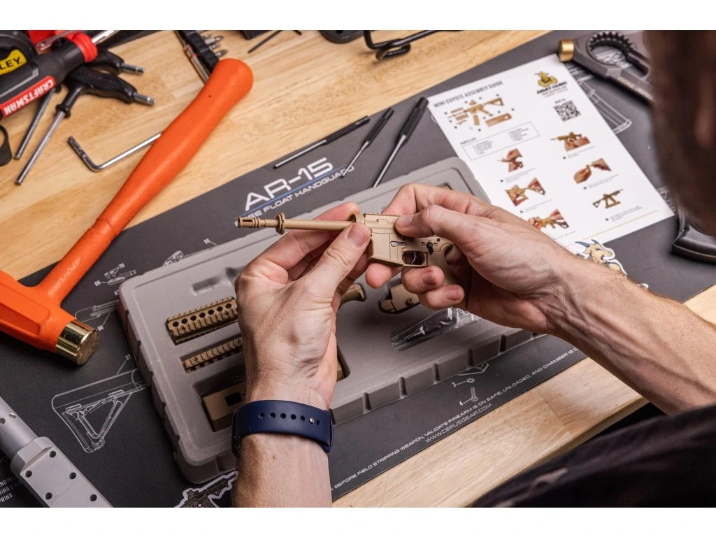 Replika GoatGuns Mini AR15 Coyote, měřítko 1:3