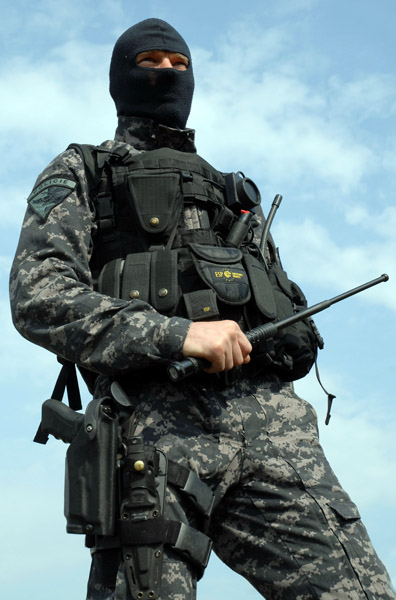 Teleskopický obušek 21″ – KALENÝ, ČERNÝ, rukojeť ERGONOMICKÁ