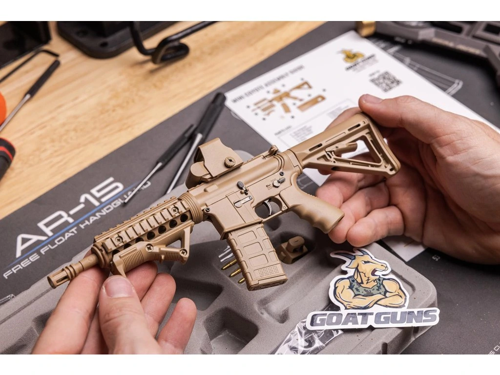 Replika GoatGuns Mini AR15 Coyote, měřítko 1:3