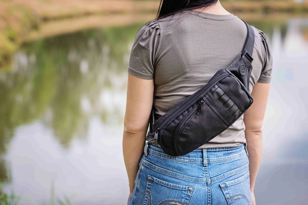 Jednoduchá Cross Body ledvinka pro skryté nošení zbraně Falco Holsters