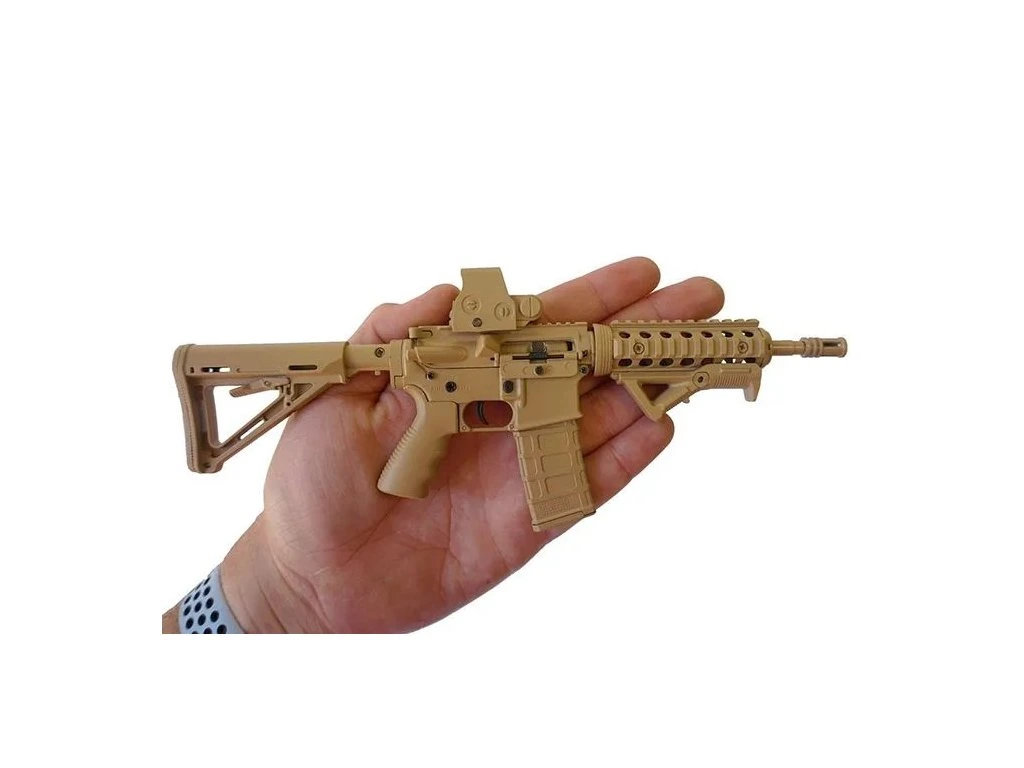 Replika GoatGuns Mini AR15 Coyote, měřítko 1:3